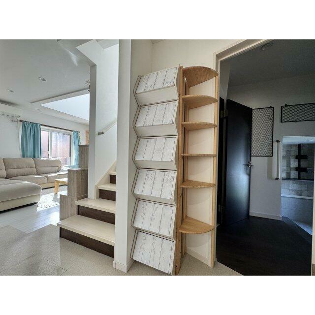 外壁のように、床も場所によって色が異なります。