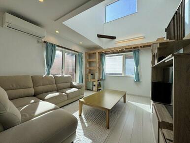 南リビングは吹抜け付きで日当たり良好。