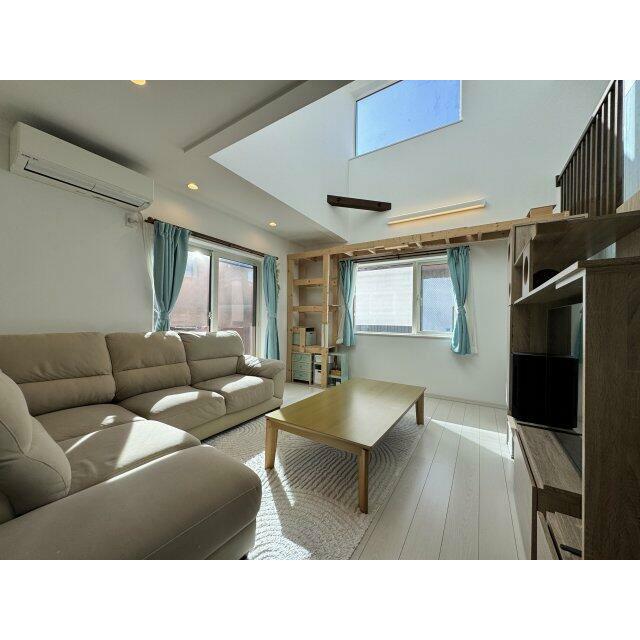 南リビングは吹抜け付きで日当たり良好。