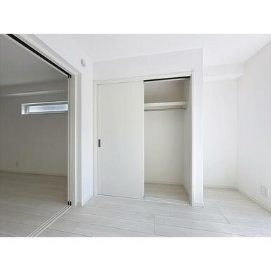 ハンガーパイプで洋服を掛けて置ける収納