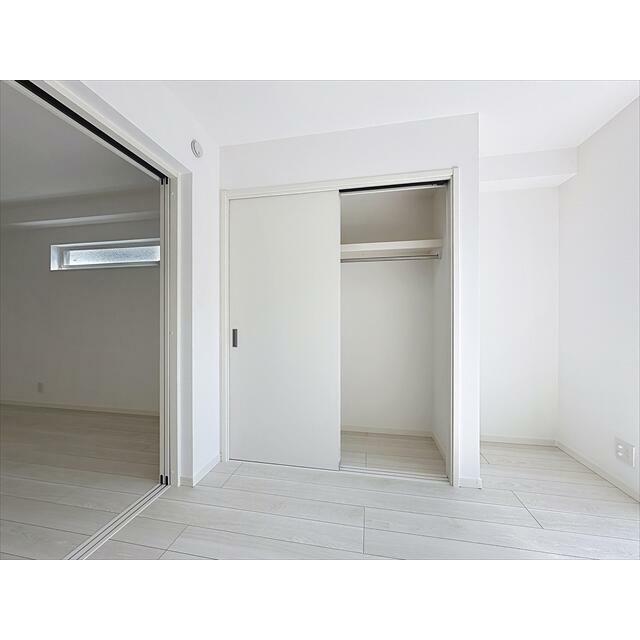 ハンガーパイプで洋服を掛けて置ける収納