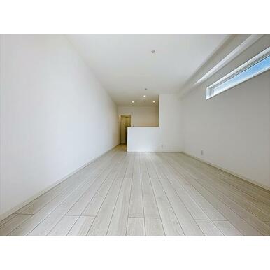 食卓やソファを置いて寛げます