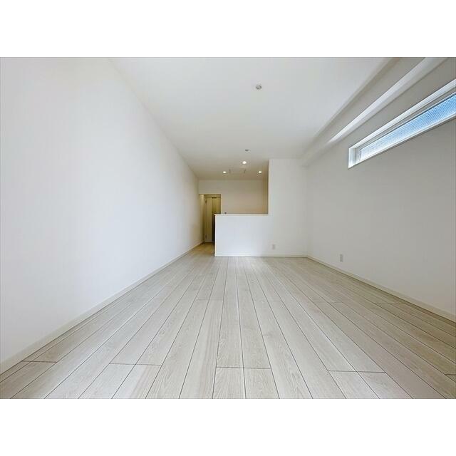 食卓やソファを置いて寛げます