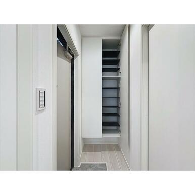 棚数豊富な下駄箱で片付く玄関