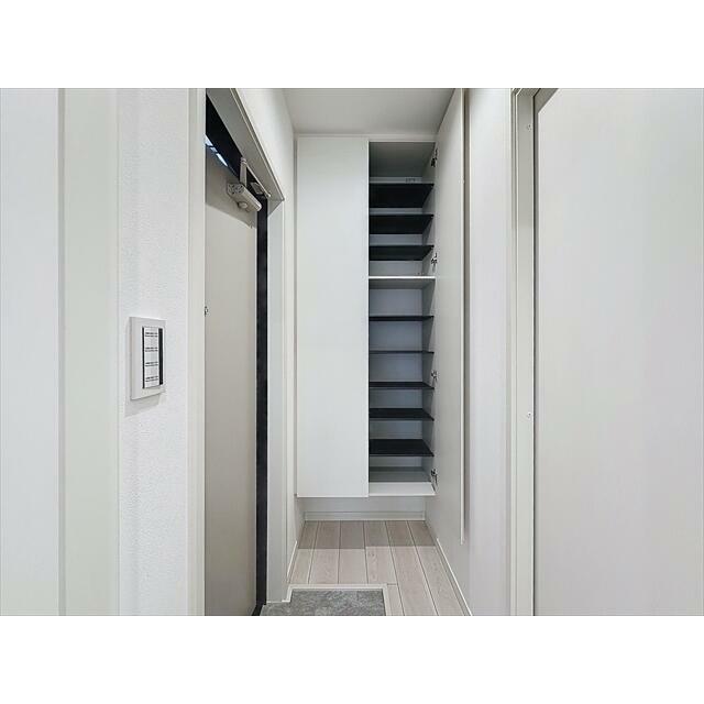 棚数豊富な下駄箱で片付く玄関