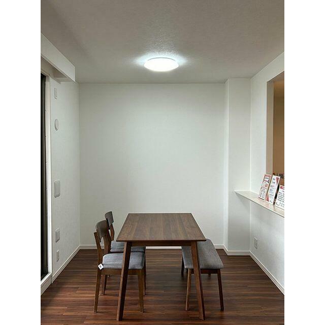 【ダイニング】ニトリ家具付。床色に合わせたシックな色味で統一感があります。
