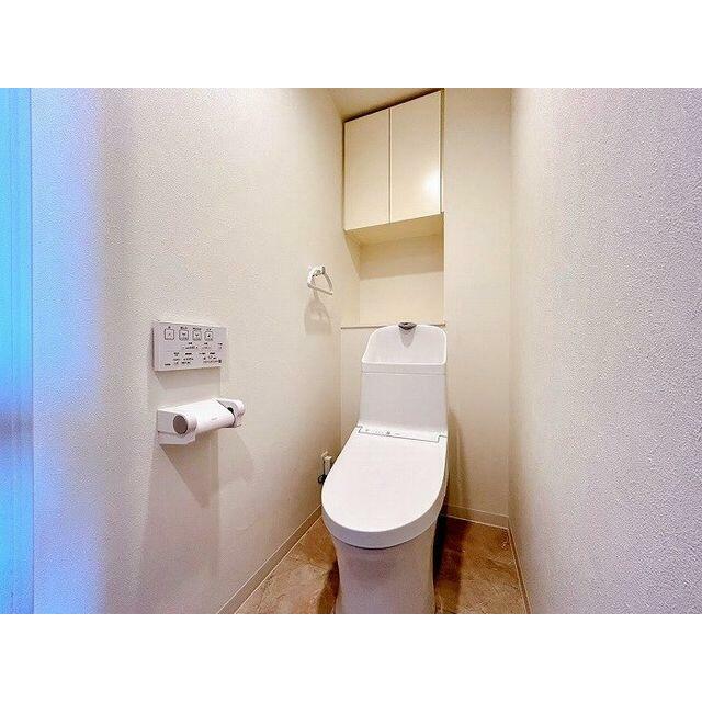 「トイレ」ＴＯＴＯ製のトイレに新品交換いたしました。クッションフロア貼替え、クロス張替え、照明交換を行いました。