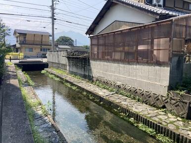 小川があり隣家とは適度な距離があります