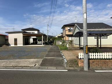 物件への通路　左奥が対象物件