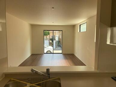 家具の配置で個性が光るリビング（1号棟）