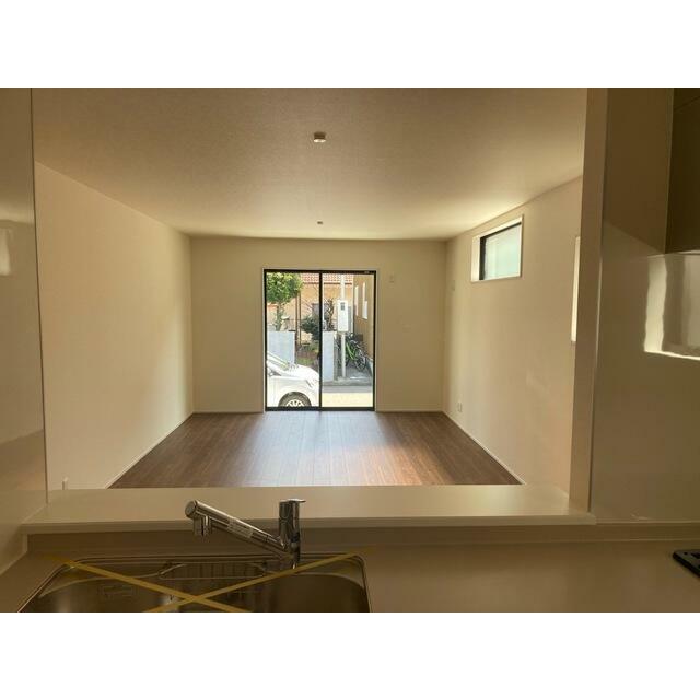 家具の配置で個性が光るリビング（1号棟）