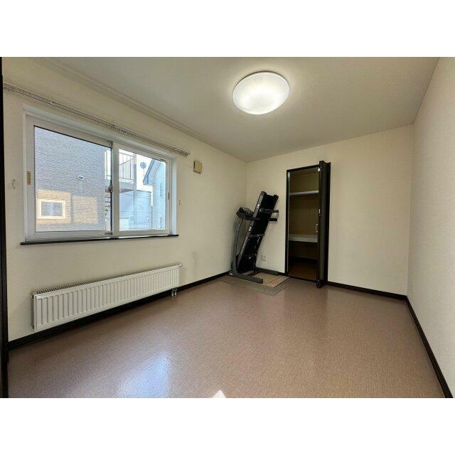 1階洋室：床はクッションフロアとなっております。