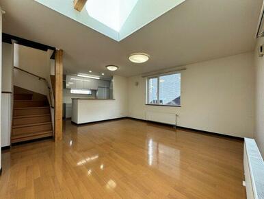 リビングの様子を見やすい対面キッチン。