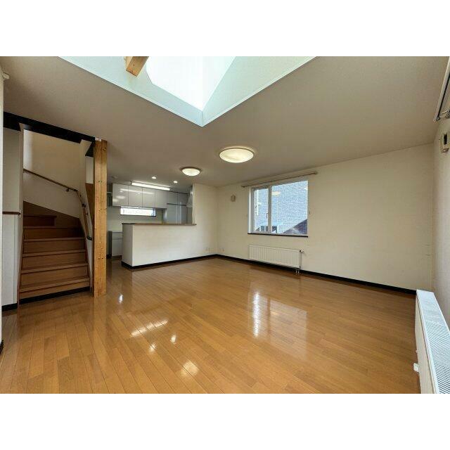 リビングの様子を見やすい対面キッチン。