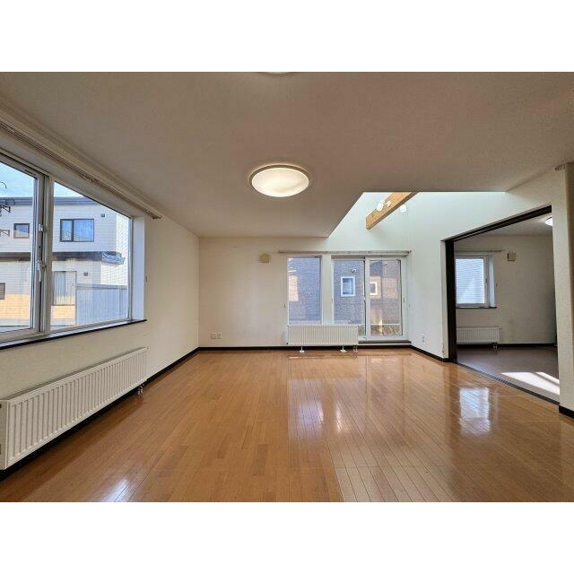 吹抜け＋二面採光で明るいリビング。