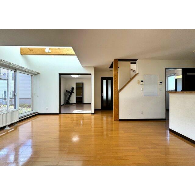 洋室が隣接しており空間が広く感じられます。