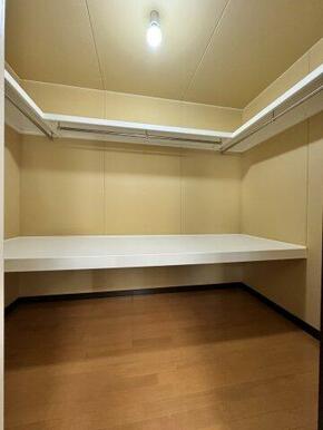1階洋室収納は大型ウォークインクローゼット。
