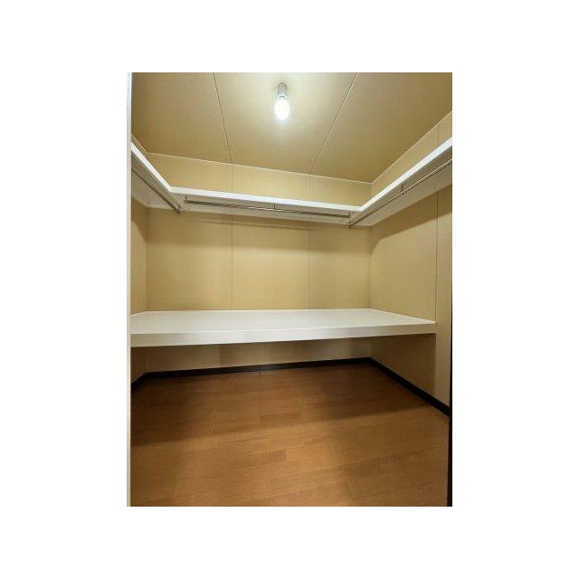 1階洋室収納は大型ウォークインクローゼット。