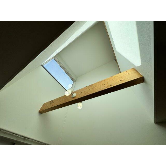 吹抜けにはスポットライトつき。