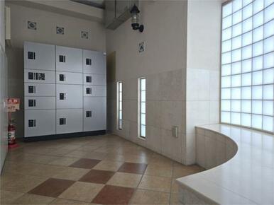 エントランスを抜けた先にある宅配ボックスです。