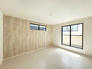 2階8.5帖の洋室、W.I.C収納完備。バルコニーに面した明るいお部屋です（施工例）