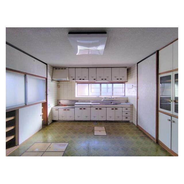 ダイニングキッチンは広々10帖ございます。