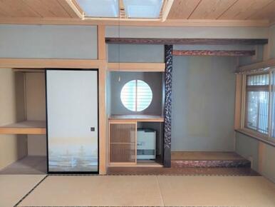 飾り窓があります。