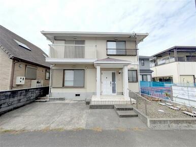 周囲は落ち着いた住宅が並ぶ静かな環境です。駐車は1台可能です。