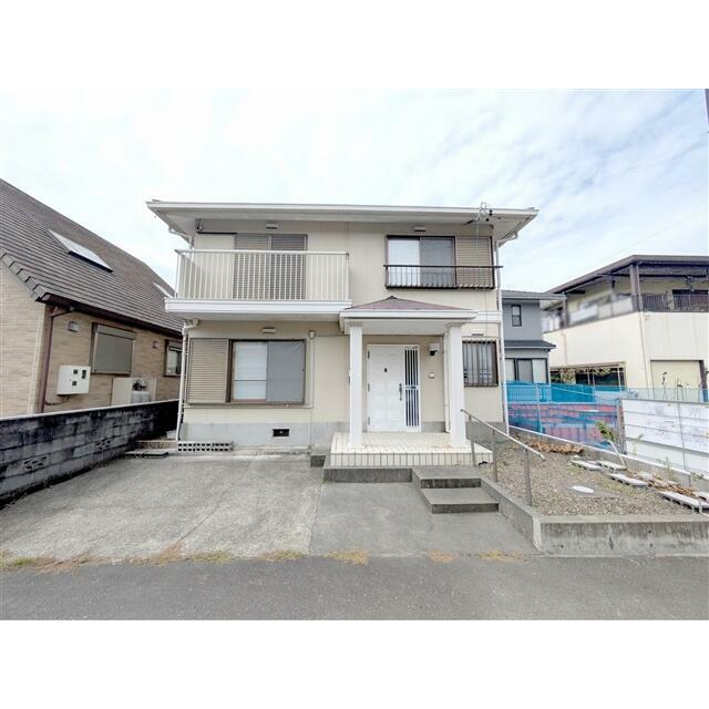 周囲は落ち着いた住宅が並ぶ静かな環境です。駐車は1台可能です。