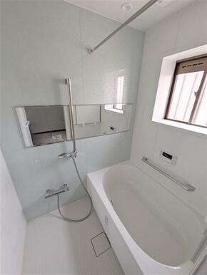 ホワイト色を基調とした明るい内装で、清潔感と開放感があります