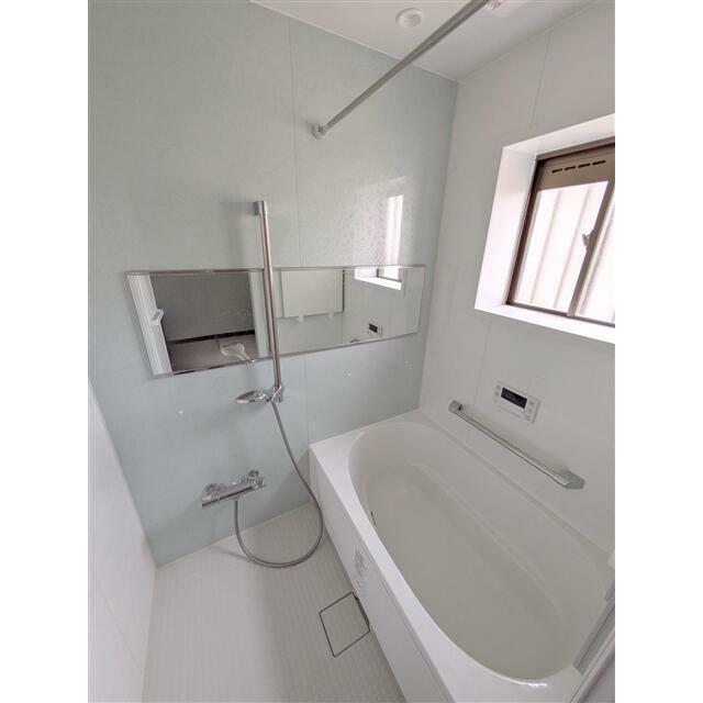 ホワイト色を基調とした明るい内装で、清潔感と開放感があります