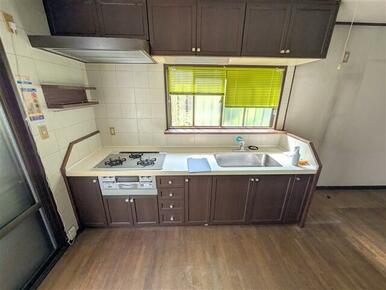 広めのワークトップ調理スペースがしっかり確保されており、まな板や調理器具を広げて使いやすいです