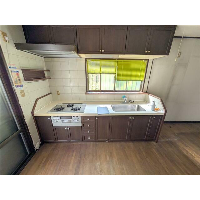 広めのワークトップ調理スペースがしっかり確保されており、まな板や調理器具を広げて使いやすいです