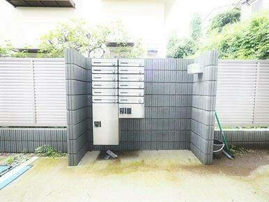 鍵付きの集合ポスト、便利な宅配ボックス付