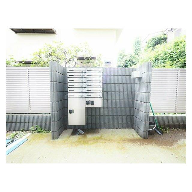 鍵付きの集合ポスト、便利な宅配ボックス付