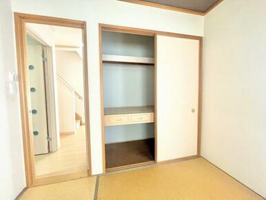 「1階和室」押し入れ収納がございます。