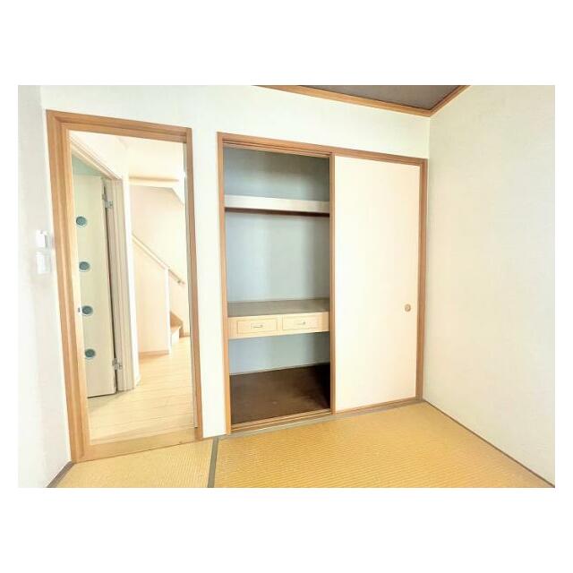 「1階和室」押し入れ収納がございます。