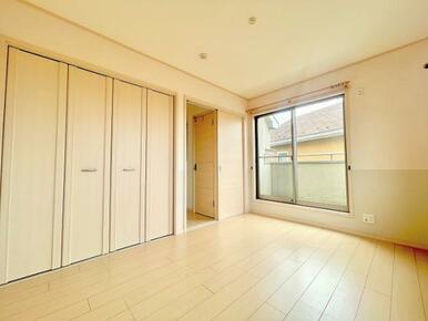 「2階北側洋室」2面採光で日当たりのいいお部屋です。