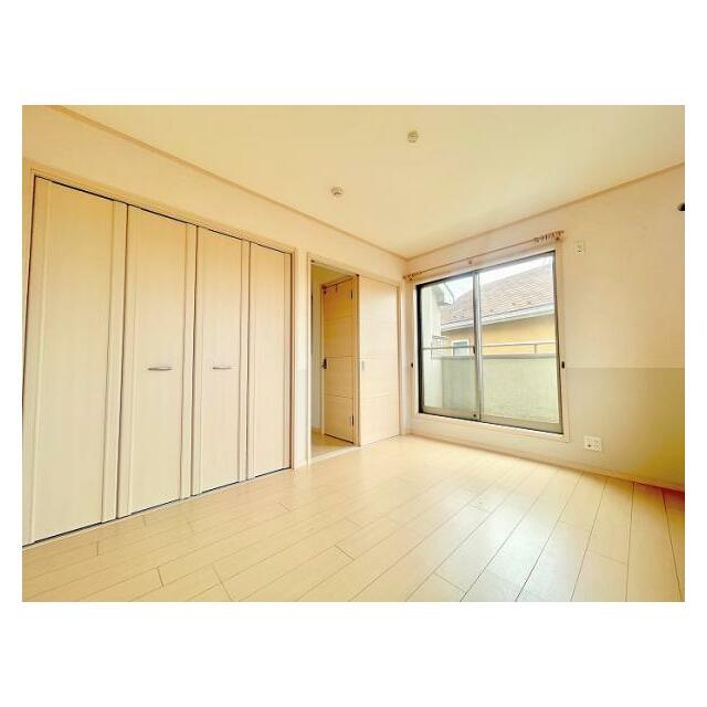 「2階北側洋室」2面採光で日当たりのいいお部屋です。