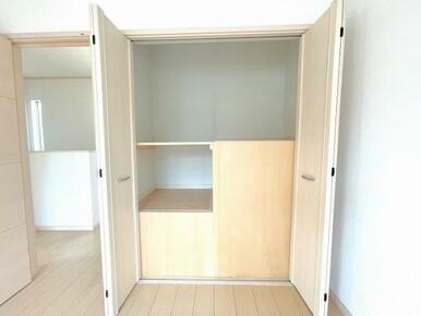 「2階南東洋室」クローゼットがございます。
