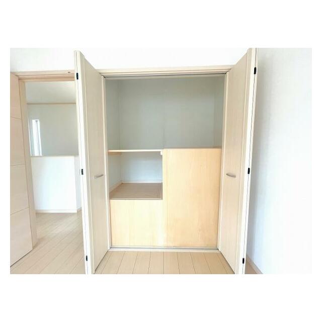 「2階南東洋室」クローゼットがございます。