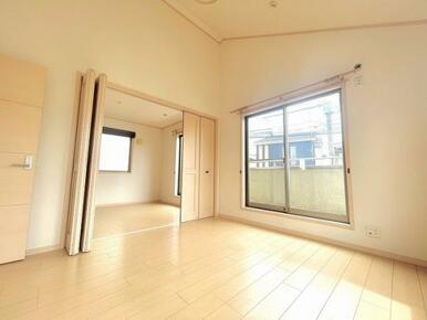 「2階南西側洋室」7.3帖のバルコニー付き、続き間の洋室です。