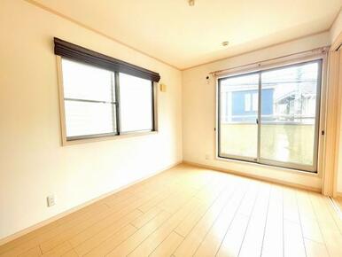 「2階南東側洋室」約6帖の続き間のお部屋です。