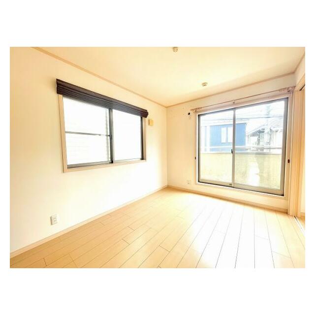 「2階南東側洋室」約6帖の続き間のお部屋です。