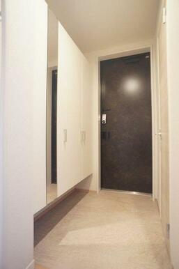 【玄関】アウトドアグッズや備品収納に便利なシューズクローゼット付き・全身姿見