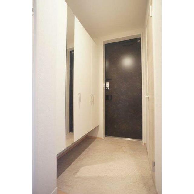 【玄関】アウトドアグッズや備品収納に便利なシューズクローゼット付き・全身姿見