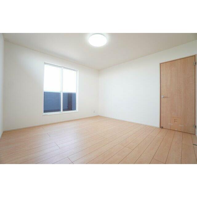 2階8帖洋室。バルコニーがあり、主寝室として使われることが多いお部屋です。