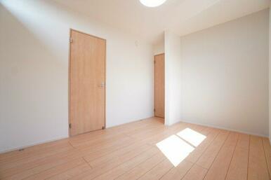 2階6帖洋室。8帖洋室とドアで繋がっているため収納部屋としても。