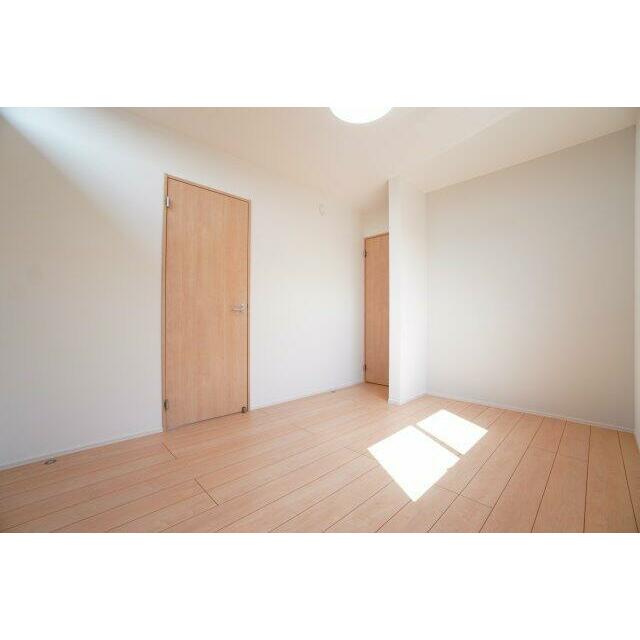 2階6帖洋室。8帖洋室とドアで繋がっているため収納部屋としても。
