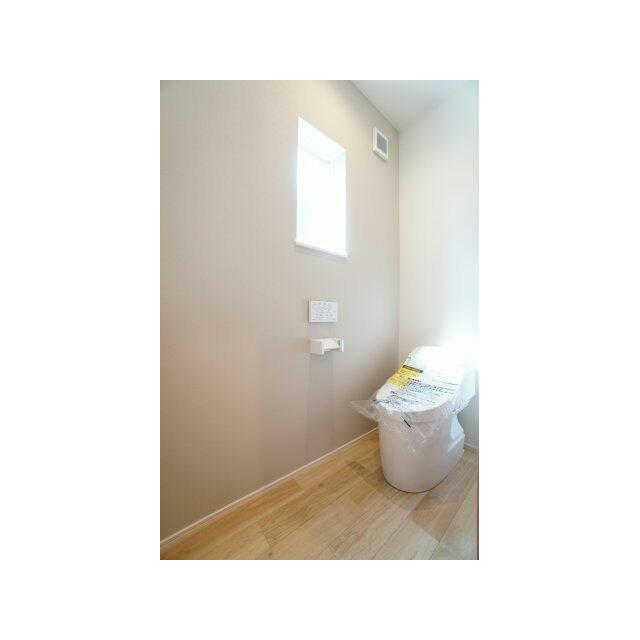 タンクレスタイプのトイレで見た目スッキリ♪清潔感もあります。